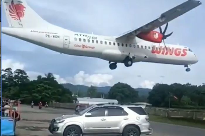 Pesawat mendarat cuma beberapa meter dari mobil yang terparkir, ada di bandara di Papua