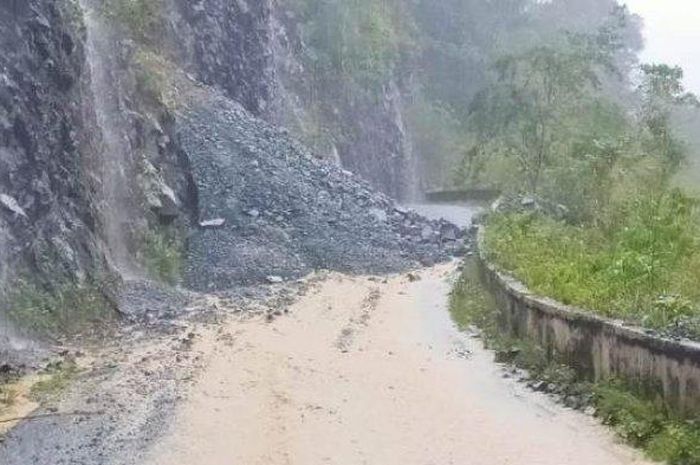 Tanah longsor terjadi di ruas jalan nasional Tangse-Mane