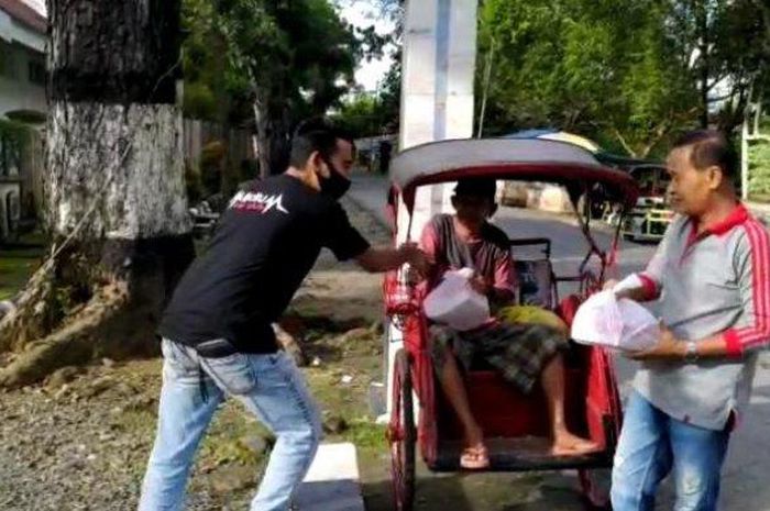 Aksi sosial Medium Car Club bagikan 150 takjil untuk para pengguna jalan