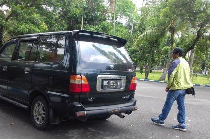 Toyota Kijang kapsul dinas milik Pemkab Deli Serdang