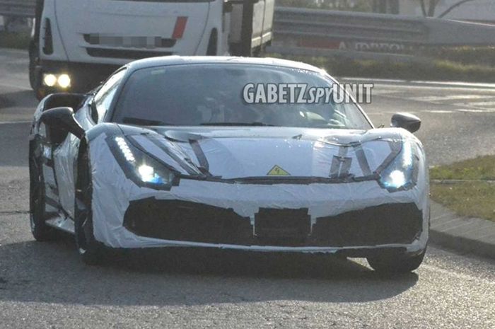 Ferrari 488 berselimut kamuflase dengan logo petir di Bonnet