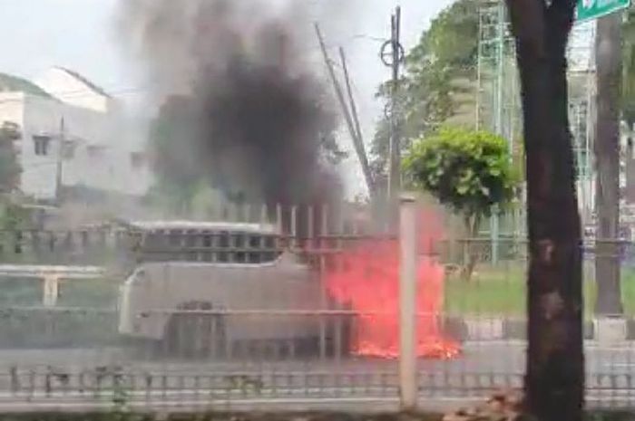 tangkapan layar dari video mobil Toyota Alphard yang terbakar di Pondok Indah, Jakarta Selatan, Senin (11/5/2020)(Walda Marison / Kompas.com)