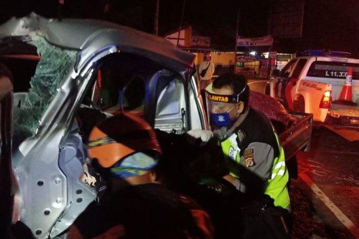 Suzuki Carry pikap terjang pohon hingga ringsek di jalan raya desa Kadugede, kabupaten Kuningan, Jawa Barat