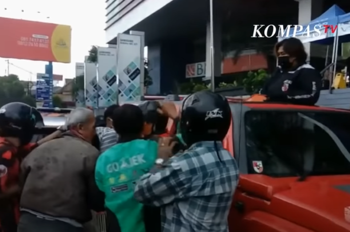 Seorang wanita naik Hummer H3 viral lantaran menyebar uang di jalanan Kota Yogyakarta