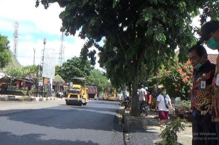 Bupati Banjarnegara, Budhi Sarwono meninjau lokasi pengaspalan jalan di tengah pandemi Covid-19