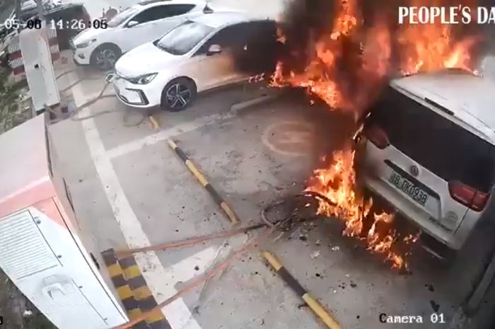 Sebuah mobil listrik terbakar hebat saat sedang dicas pada sebuah stasiun pengisian listrik di Provinsi Guangdong, China, Jumat (8/5/2020).