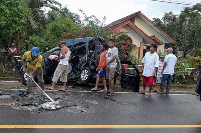Toyota Avanza hancur adu wajah lawan Daihatsu Xenia di Liring, Renggiang, Simpang Renggiang, Belitung Timur.