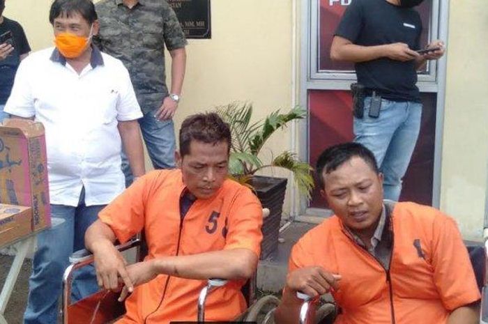 Dua dari empat pelaku perampokan truk mobil susu kemasan, ditangkap unit IV Subdit 3 Jatanras Ditreskrimum Polda Sumsel di kawasan Lampung. 