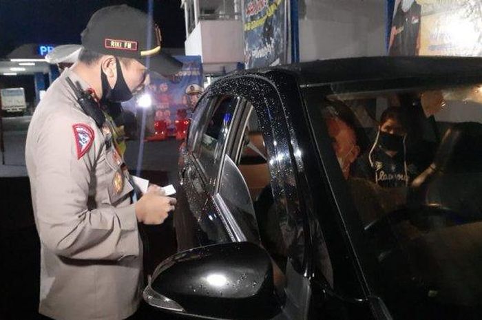Polisi memeriksa kendaraan yang akan masuk Sukabumi di check point Terminal Cicurug, Kecamatan Cicurug, Kabupaten Sukabumi, Jawa Barat, sekitar pukul 23.00 WIB, Senin (11/5/2020)