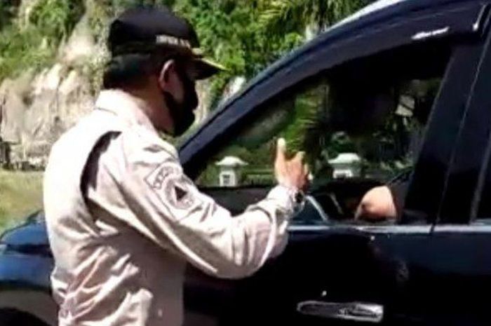 Mitsubishi Pajero Sport anggota DPRD dicek petugas, tolak diperiksa, maki-maki kata kotor