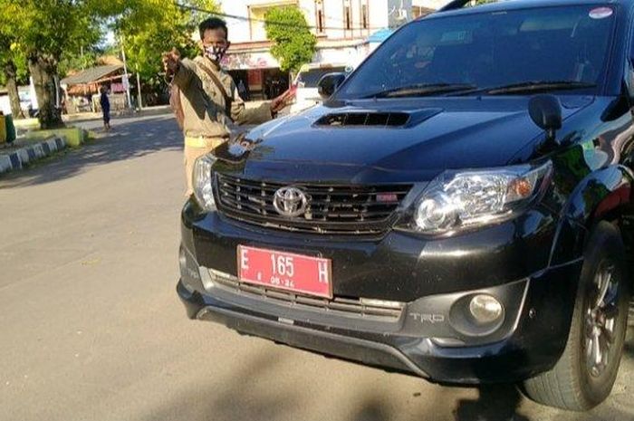 Toyota Fortuner pelat merah kabur saat razia PSBB di Indramayu, terobos meski diadang petugas
