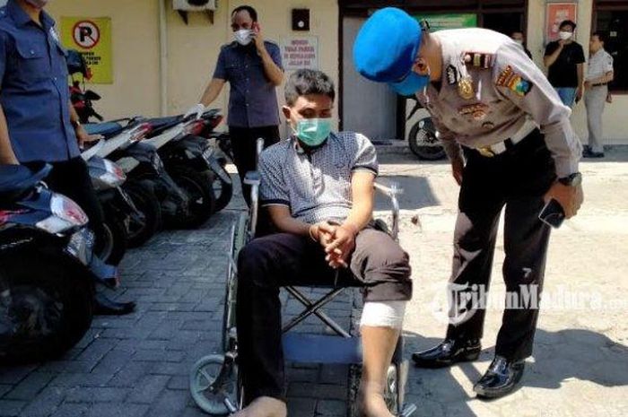 Pelaku pencurian mobil, Syawal Hidayat warga Jalan Wilis, Kelurahan Rong Tengah, Kabupaten Sampang, saat duduk di kursi roda tertunduk lemas di halaman Mapolres Pamekasan, Selasa (12/5/2020). 