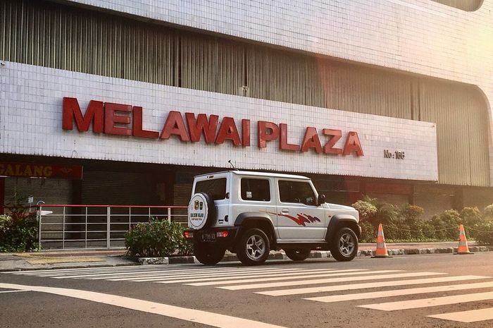 Foto Suzuki Jimny di depan Melawai Plaza yang mengingatkan Lintas Melawai