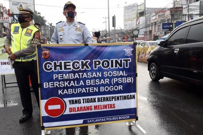 Plang check point Pembatasan Sosial Berskala Besar (PSBB) Kabupaten Bogor dipasang dalam simulasi PSBB di Simpang Pasar Cibinong, Selasa (14/4/2020).