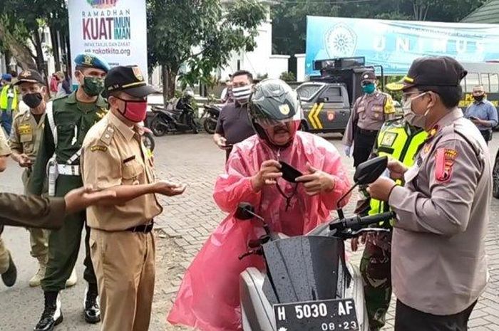 Oknum TNI yang ngeyel (jas hujan pink) dihentikan petugas karena tidak memakai masker di Tembalang, Senin (11/5/2020) sore.