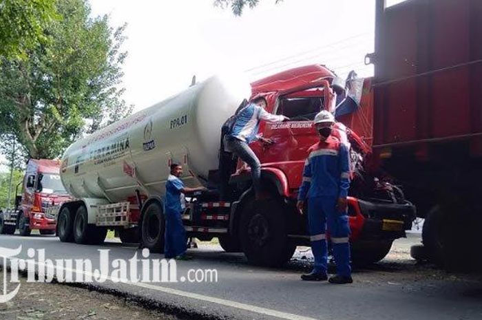 Kondisi kecelakaan di Jalan Raya Jrengik Kecamatan Jrengik Kabupaten Sampang, Madura antara truk fuso pemuat pasir dan truk tangki Pertamina LPG 15.000 Kg PT. Perak Polanah Alomampa, Selasa (12/5/2020).  