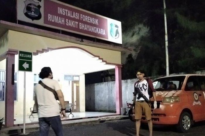 Jenazah tersangka begal dibawa ke Rumah Sakit Bhayangkara Polda Lampung, Rabu (13/5/2020) dinihari 