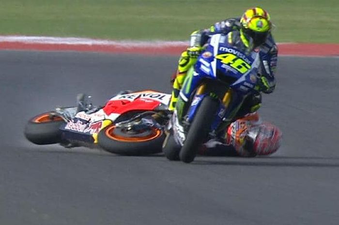 Valentino Rossi dan Marc Marquez ketika di insiden MotoGP Argentina 2015