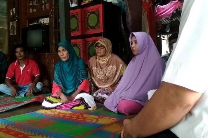 Keluarga almarhum Din Paldas yang tewas diinjak gajah liar menerima kunjungan dari Bupati Muratara Syarif Hidayat, Rabu (13/5/2020). 
