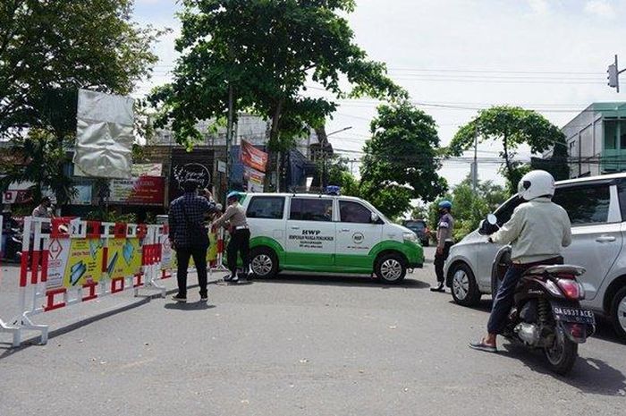 ILUSTRASI pencegatan ambulans. (dalam foto: Pintu masuk Kota Banjarmasin ditutup, hanya ambulans yang bisa melintas)