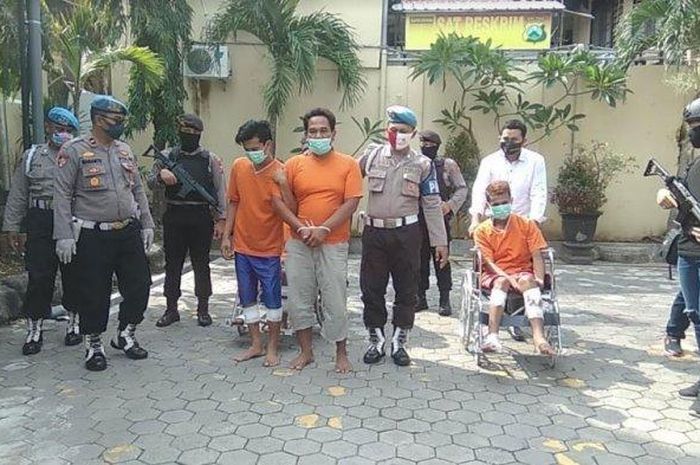 Polisi menunjukkan para pelaku pencurian kendaran bermotor yang ditembak kakinya di Mapolres Mojokerto Kota, Selasa (12/5/2020). 