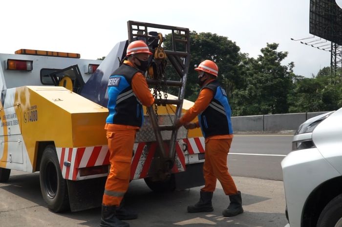 Diantaranya meliputi penempatan petugas di lokasi rawan kepadatan, pengamanan operasi terutama pada lokasi rawan gangguan kamtibmas, memastikan kesiagaan kendaraan pelayanan lalu lintas seperti mobile customer service, derek, ambulans, rescue dan lainnya