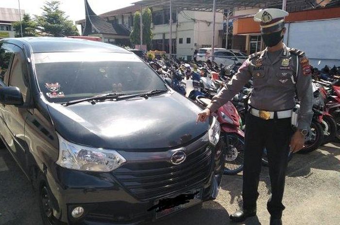 Kasubnit Patwal Satlantas Polresta Padang Ipda Omrizal memperlihatkan Daihatsu Xenia yang menerobos Posko Pantauan covid 19 Bungus Teluk Kabung, Kota Padang, Sumatera Barat, Selasa (12/5/2020).