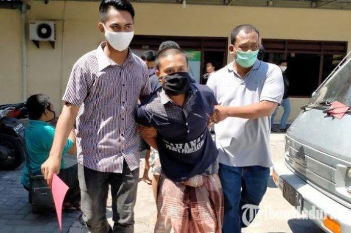 Pencuri sepeda motor Kiai di Pamekasan, Fawaid (tengah) warga Dusun Legung, Desa Payudan Dundang, Kecamatan Guluk-Guluk, Kabupaten Sumenep saat berjalan tertatih-tatih di halaman kantor Satreskrim Polres Pamekasan, Selasa (12/5/2020). 