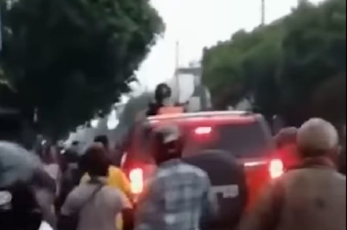 Viral wanita bagi-bagi uang dari atas mobil Hummer di Yogyakarta, warga langsung mengerubung.