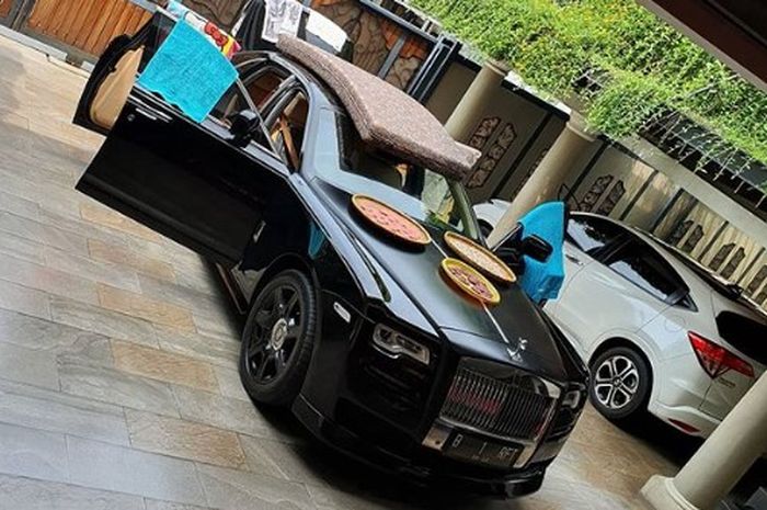 Waduh Rolls-Royce Raffi Ahmad Dijadikan Tempat Jemur Rengginang Oleh Deny Cagur