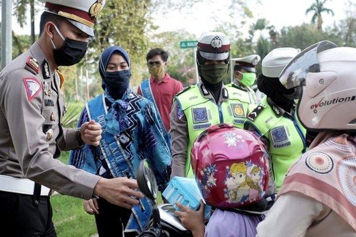 Anggota Satlantas Polres Tabalong bersama Duta Lalu Lintas membagikan takjil kepada pengendara yang tertib