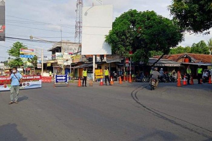 Sejumlah petugas tampak bersiaga saat penutupan Jalan R Dewi Sartika, Kecamatan Sumber, Kabupaten Cirebon, Rabu (13/5/2020). 