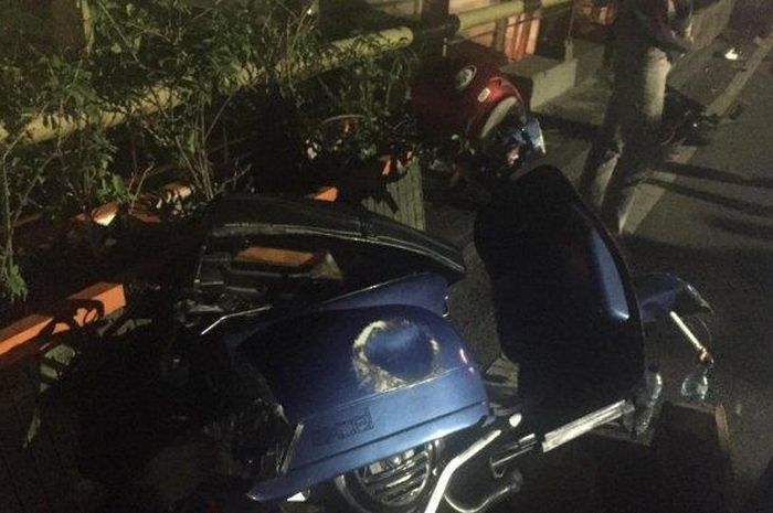 Vespa Excel yang terlibat kecelakaan dengan angkot dan Honda BeAT di kota Cimahi