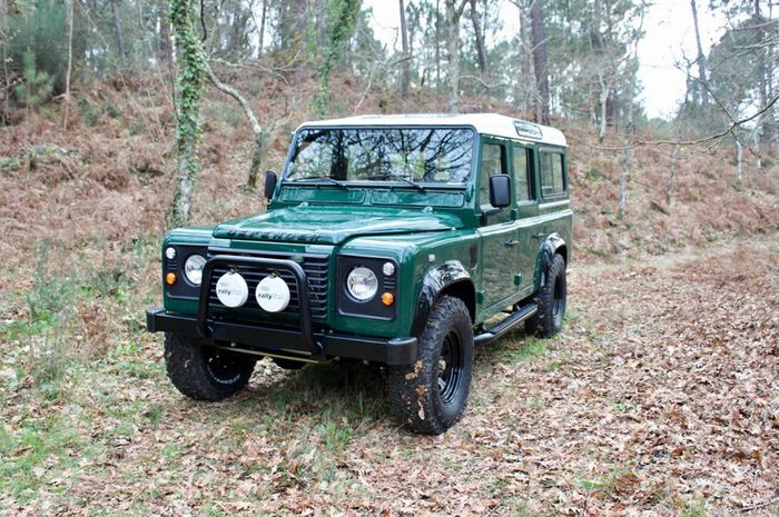 Restorasi modifikasi Land Rover Defender   karya Legacy Overland