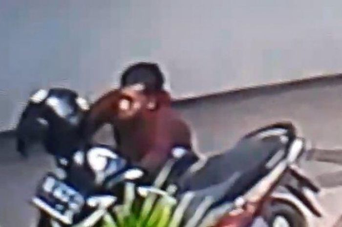 ILUSTRASI curanmor. (dalam foto: CCTV di sebuah rumah di Jalan Kelagian, Kelurahan Kedamaian, Kecamatan Kedamaian, Bandar Lampung berhasil merekam aksi curanmor, Selasa (12/5/2020) siang.)