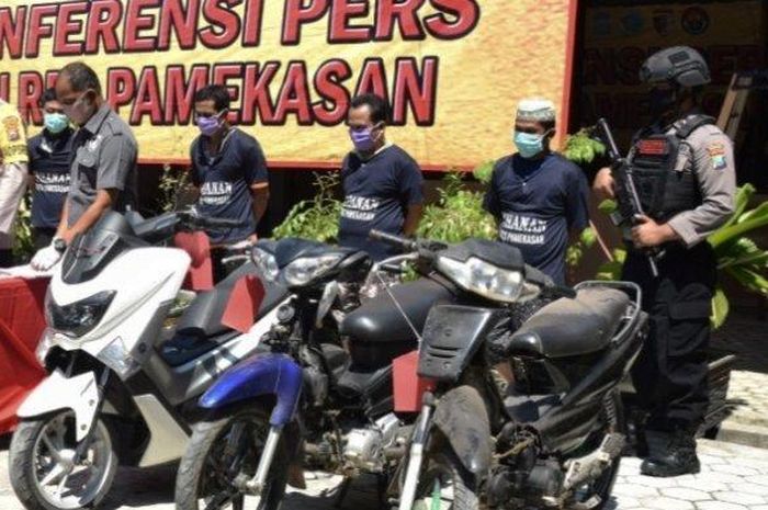 Barang bukti sepeda motor yang dicuri oleh Lutfi saat dipajang di depan Kantor Mapolres Pamekasan, Rabu (13/5/2020). 