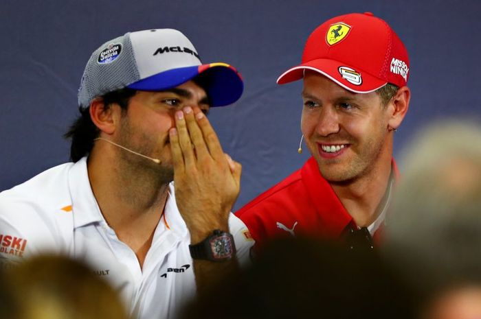 Carlos Sainz (kiri) akan menggantikan posisi Sebastian Vettel di Scuderia Ferrari F1 Team per musim depan