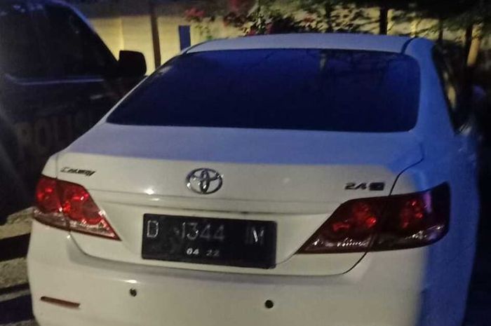 Toyota Camry generasi ke-enam diamankan petugas karena penumpang dan pengemudi hampir tabrak polisi