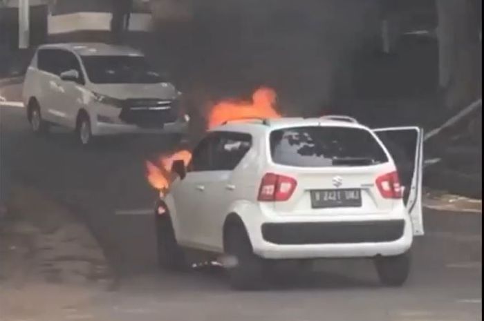 Suzuki Ignis ludes sisa rangka terbakar di Jl Muria, Lempongsari, Gajah Mungkur, kota Semarang, Jateng