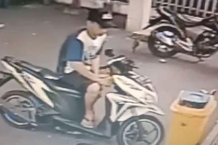 Tangkapan layar rekaman CCTV sksi pencurian motor di sebuah area parkir toko swalayan di Jalan Kalianyar, Kapasari, Genteng, Surabaya, Rabu (13/5/2020) 