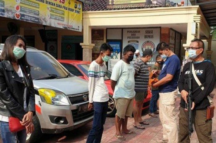 Petugas menginterogasi para penonton balap liar yang sempat dibawa ke Polsek Kembangan, Jakarta Barat  