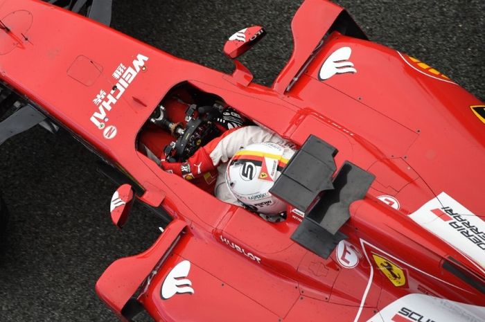 Ini artinya tombol huruf N dan E di mobil balap F1, pembalap F1 Sebastian Vettel tim Ferrari.