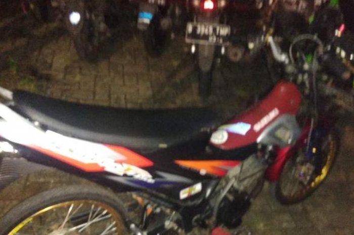 Barang bukti sepeda motor Suzuki Satria berpelat B 6663 BSY yang dikemudikan DS saat menabrak Marudin di Cakung, Jakarta Timur, Kamis (14/5/2020). 