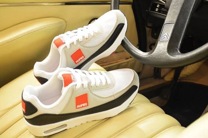 Bahaya sepatu di bawah jok pengemudi