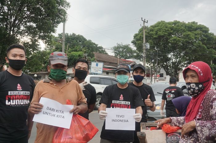 Toyota Etios Valco Club Indonesia (TEVCI) melakukan bakti sosial kepada warga di wilayah pesisir kota Serang, Banten