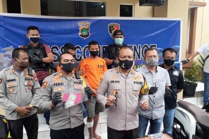 Kapolres Tangsel, AKBP Iman Setiawan didampingi Kapolsek Kelapa Dua, AKP Febri Nurzam, saat gelar rilis kasus curanmor di Mapolsek Kelapa Dua, Kabupaten Tangerang, Kamis (14/5/2020).