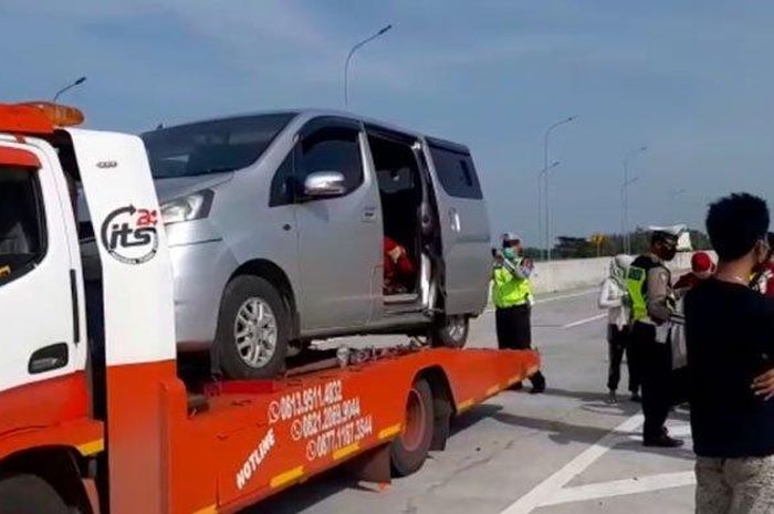 Petugas mengamankan truk towing yang mengangkut sebuah Nissan Evalia berwarna silver di Interchange Chevron Tol Solo-Ngawi, Kamis (14/5/2020).
