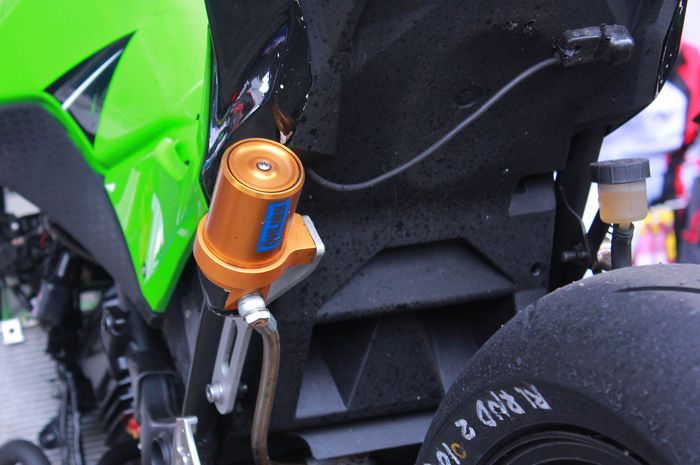 Shock Breaker Ohlins yang terpasang di Kawasaki Ninja 250 Manual Tech