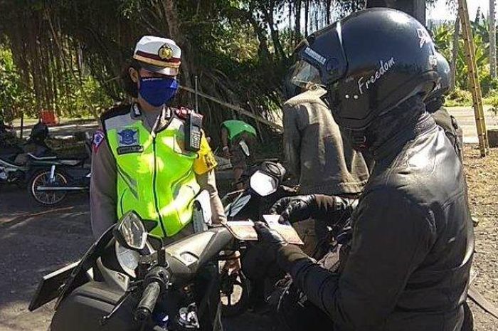 Anggota Polwan Polres Jembrana memeriksa kendaraan yang menuju Pelabuhan Gilimanuk.    