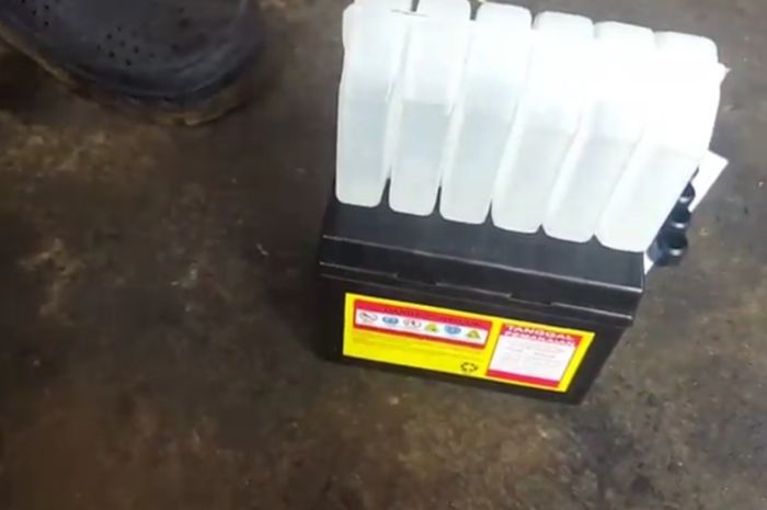 Pengisian air aki pada aki kering sebelum dipasang di motor